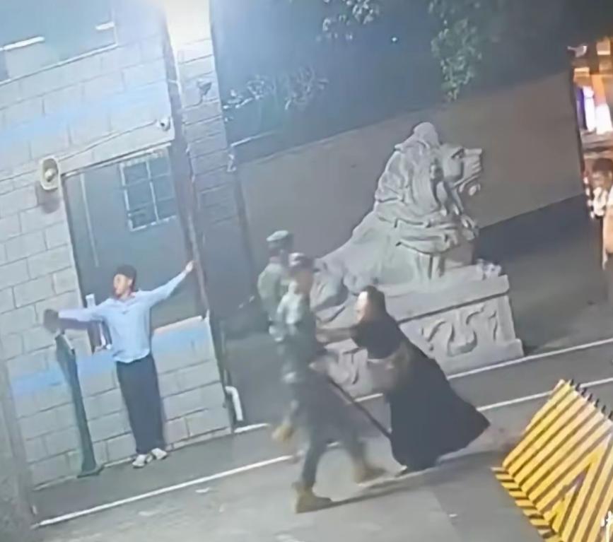 男子深夜遭追打，冲向武警营门求救，一名女子冲上来，竟敢对身前的武警哨兵动了手，太