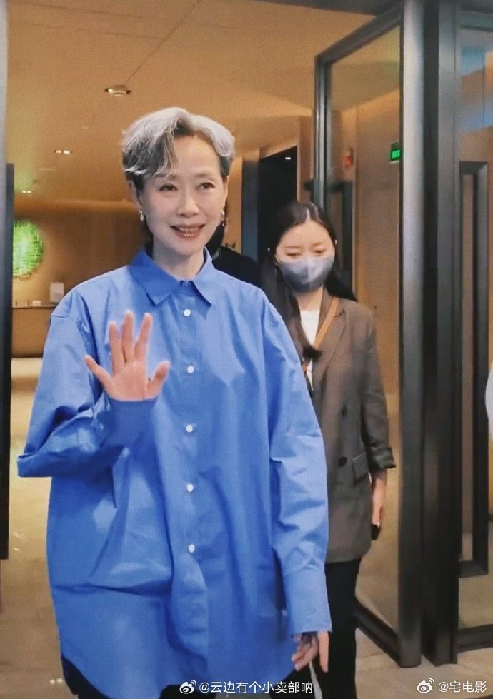 歌手直播镜头一扫而过，直接看见叶童安安静静坐着，全身心沉浸在舞台音乐当中。叶童去