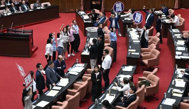 蓝白不挡了！民进党提案“谴责《民族团结法》”径付二读

民进党团提出的“《民族团