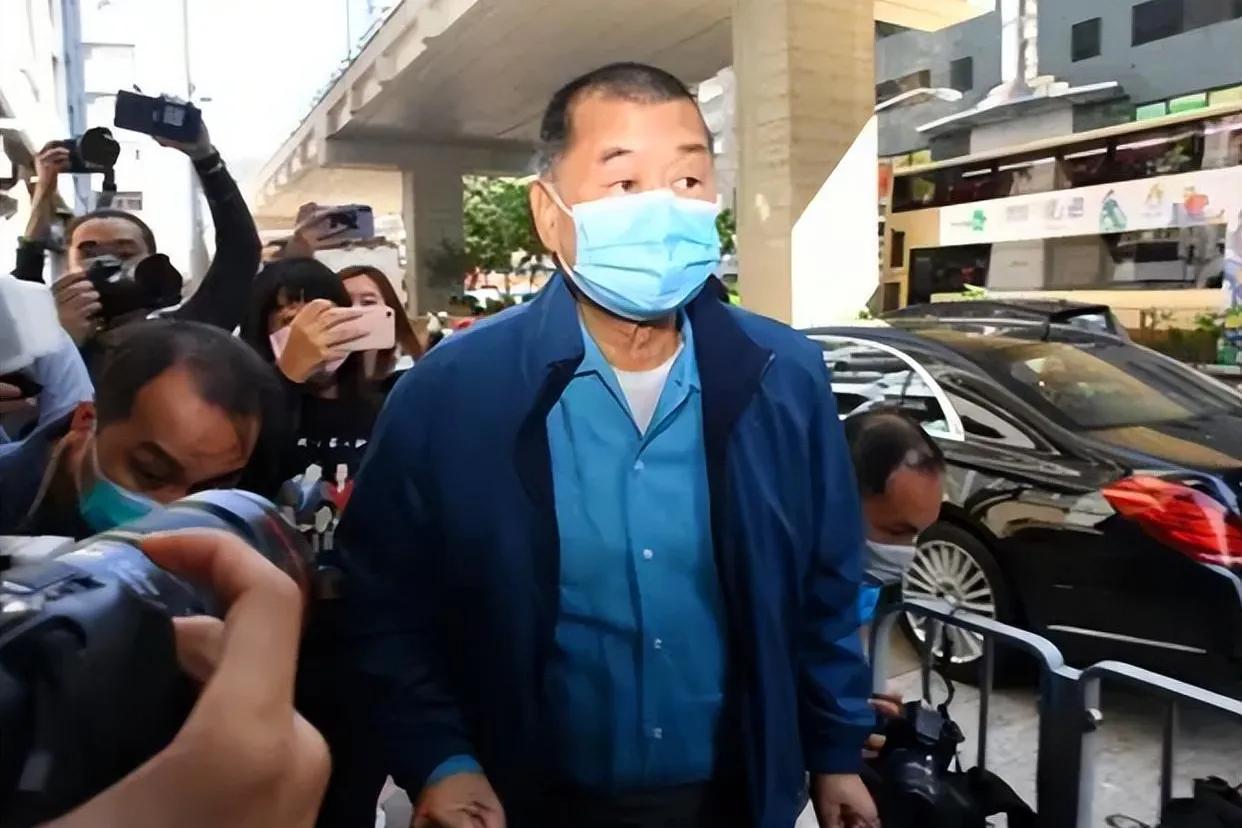8月18日，法新社报道:“黎智英案周一展开结案陈词，此前因身体不适，庭审延至当日