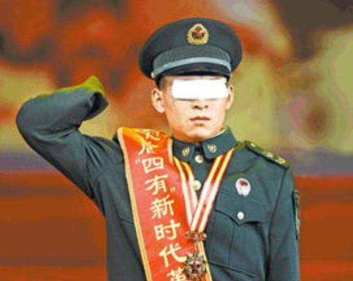 有人好奇，杜富国失去了双手和双眼，为什么还能留在部队？答案很简单：是部队需要他。