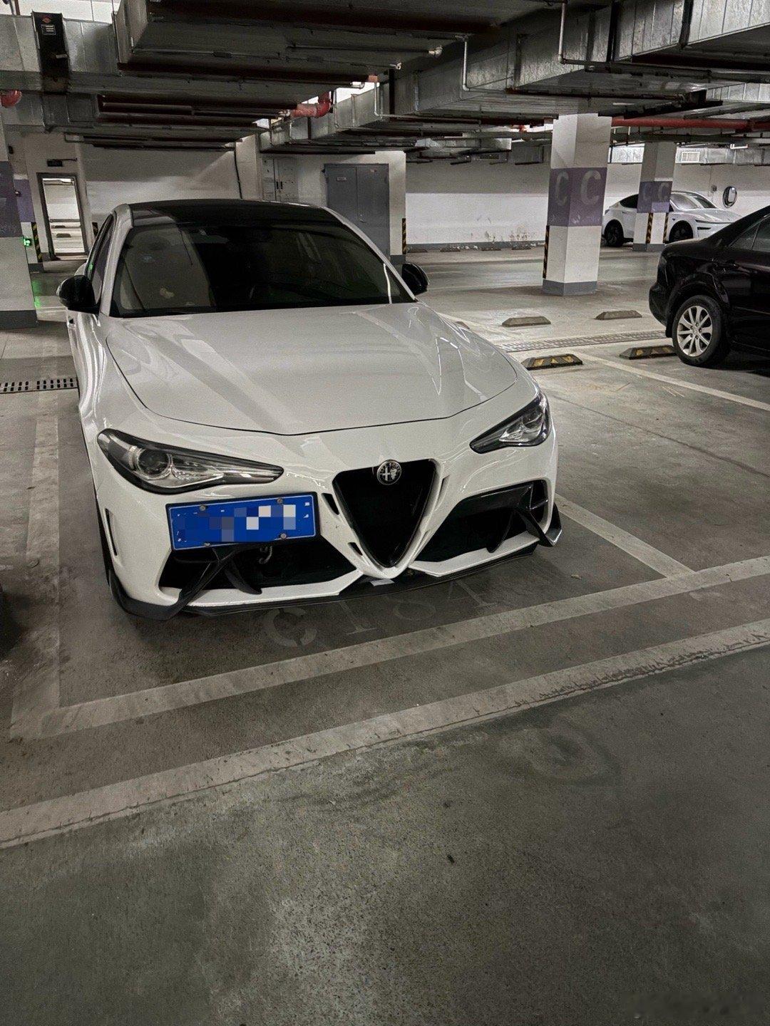 还有什么车牌照不是在最中间的啊