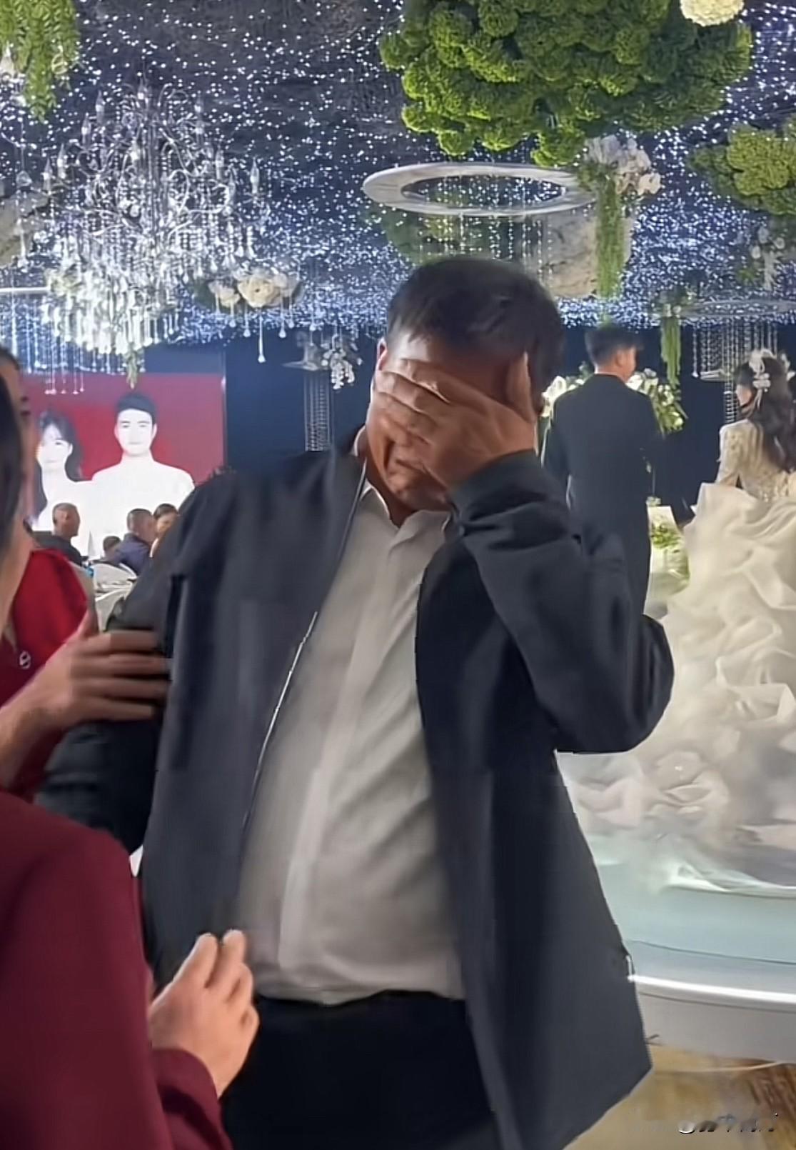 为啥女儿出嫁时，哭得最凶的总是爸爸？

婚礼上，新娘挽着父亲的手臂走向新郎。父亲