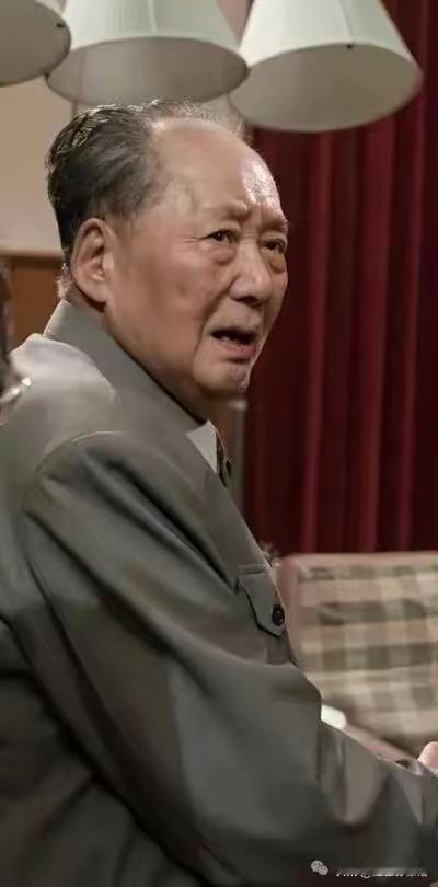 晚年的毛主席，常于室内促膝座谈。岁月刻深了额纹，也淬亮了那双望向远方的眼。他心心
