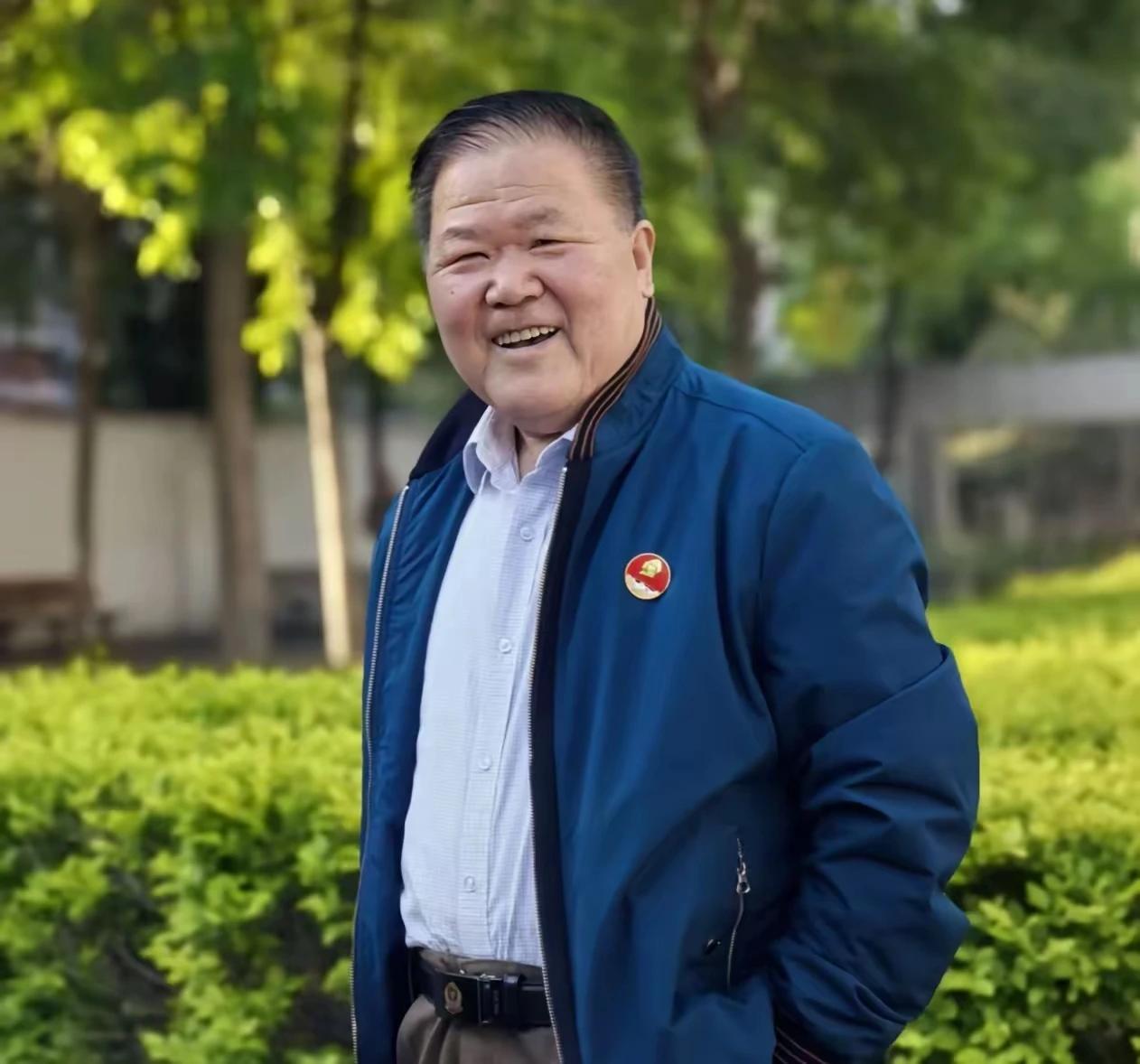 人生没有谁不老，
老年更要活得好。
心态平和少烦恼，
笑口常开乐逍遥。