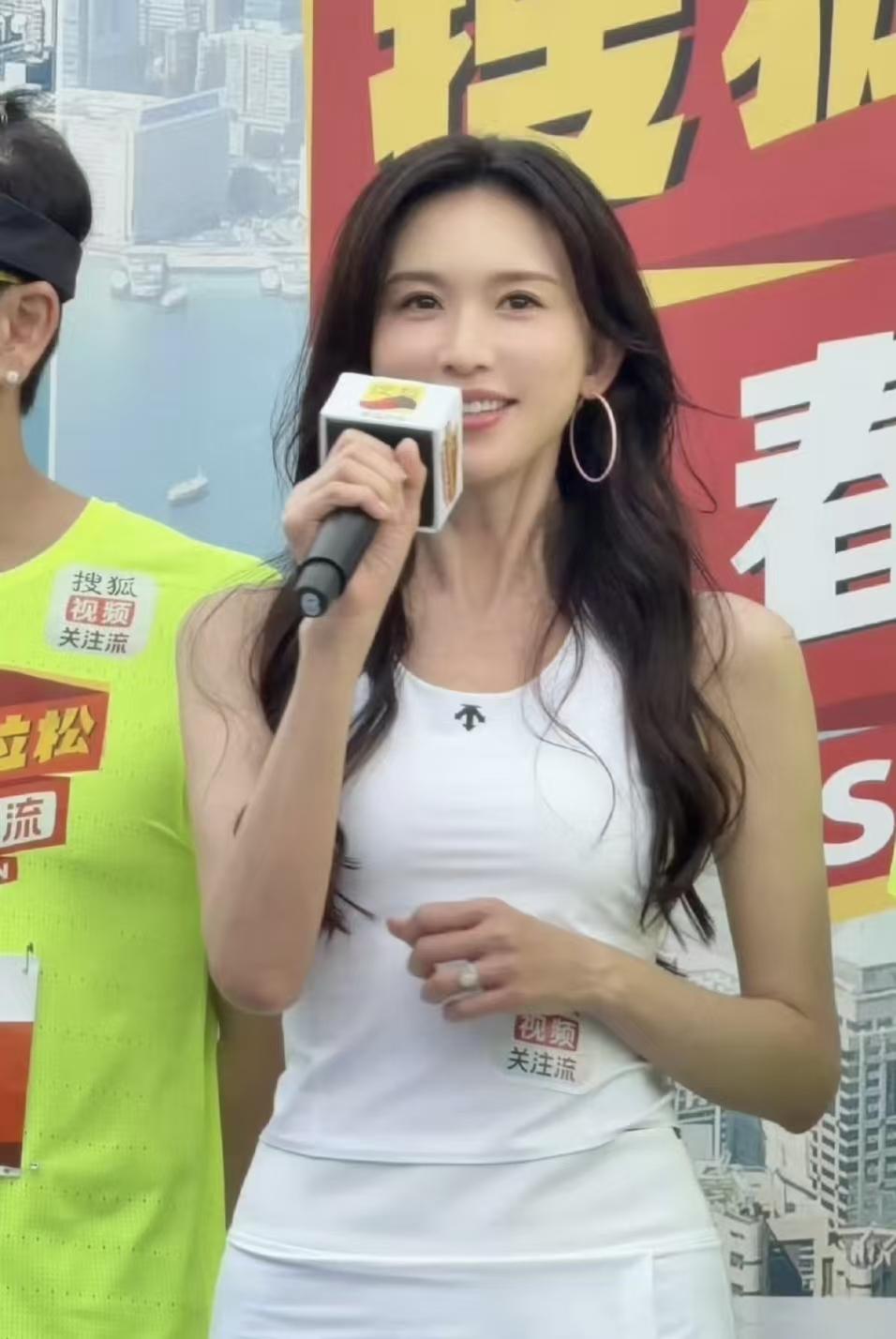 岁月不败美人，51岁林志玲这状态也太好了。香港马拉松活动，林志玲白色运动背心配裙