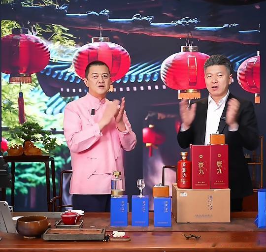 李亚鹏直播卖茶为何至今依然“坚挺”？“情绪价值”才是核心密码。
近期李亚鹏及其团