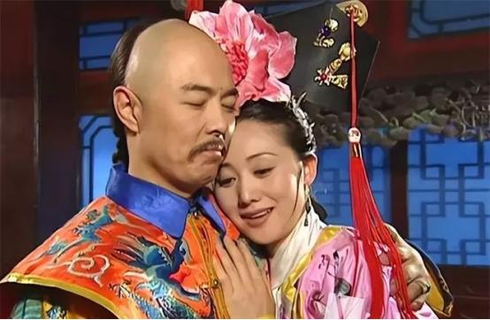 1766年，令妃刚生完孩子，乾隆就迫不及待抱住她：“可算是结束了，终于可以让你侍