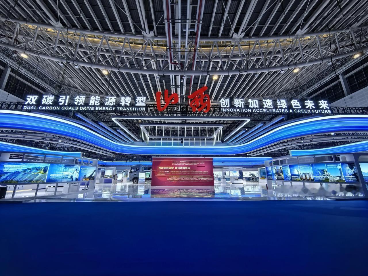 高压带电作业风险极高，如今这类高危活儿，国内首款电力具身智能机器人已经能独立完成