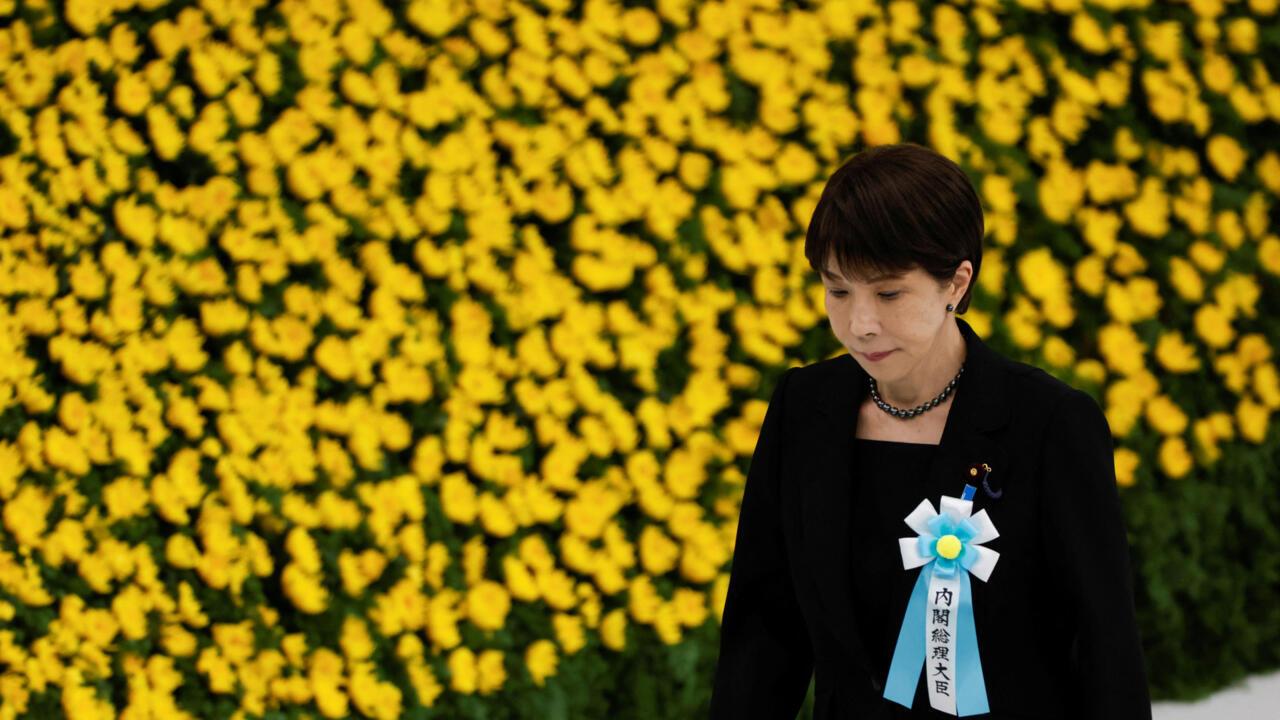 靖国神社是引信不是炸药，真正让日本民众喊出高市下台的是物价和军费。

8月15日