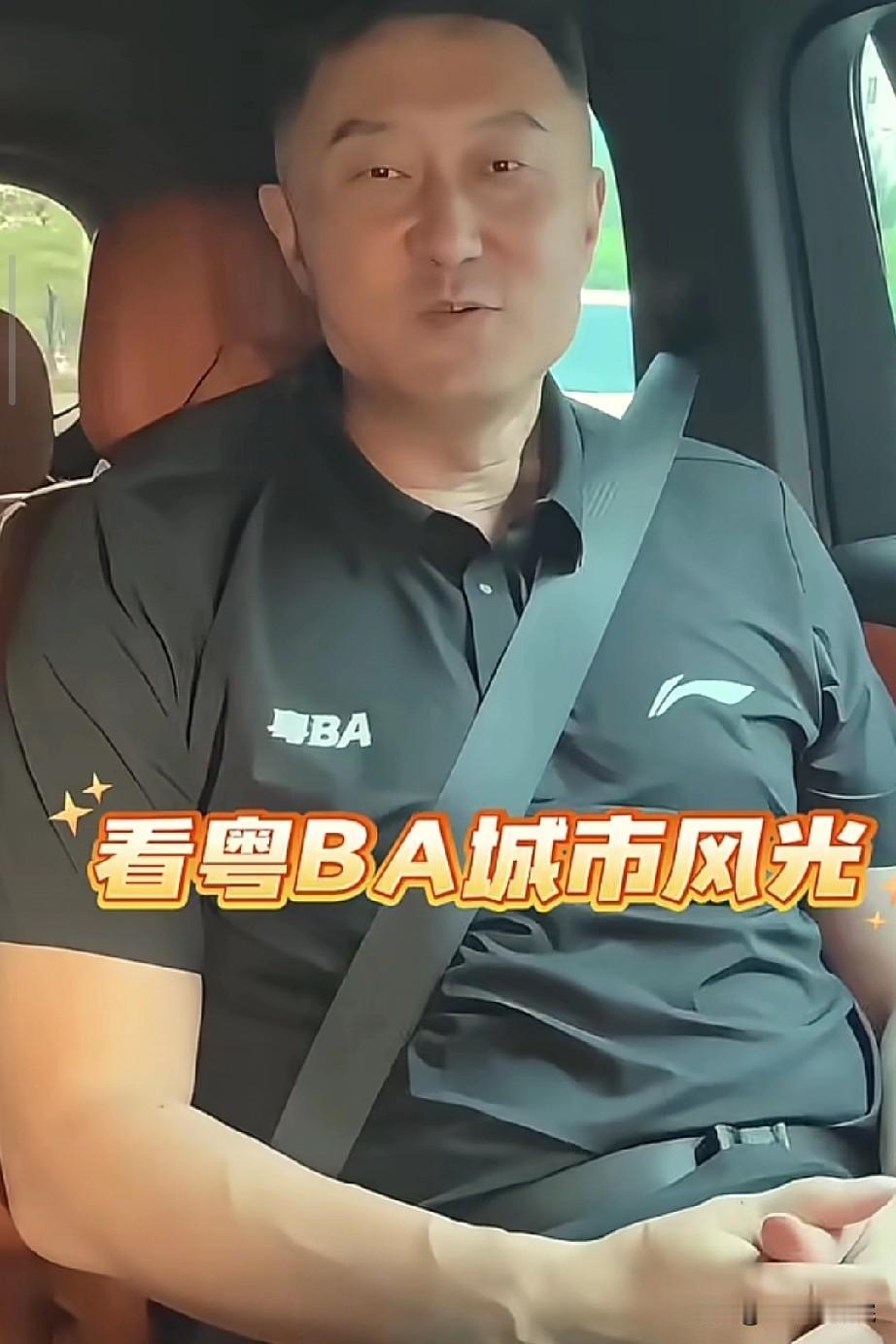 杜指导现身粤BA现场，不忘叫上朱总喝点！

杜指导确实公务繁忙，最近又现身粤BA