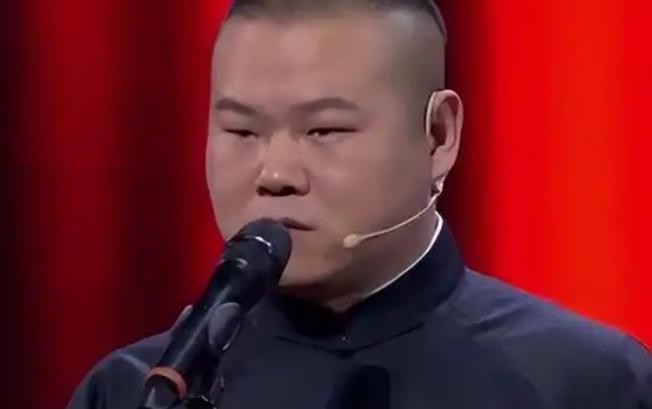 主持人问岳云鹏怎么看中国男足，岳云鹏说自己特别想加入男足，因为男足优点多，大家以