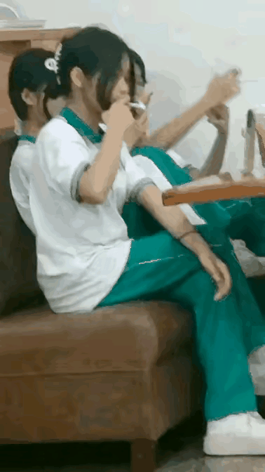 太令人心痛了，
这么小的年纪，
穿着校服，
还是女孩子，
就学会吞云吐雾，

是