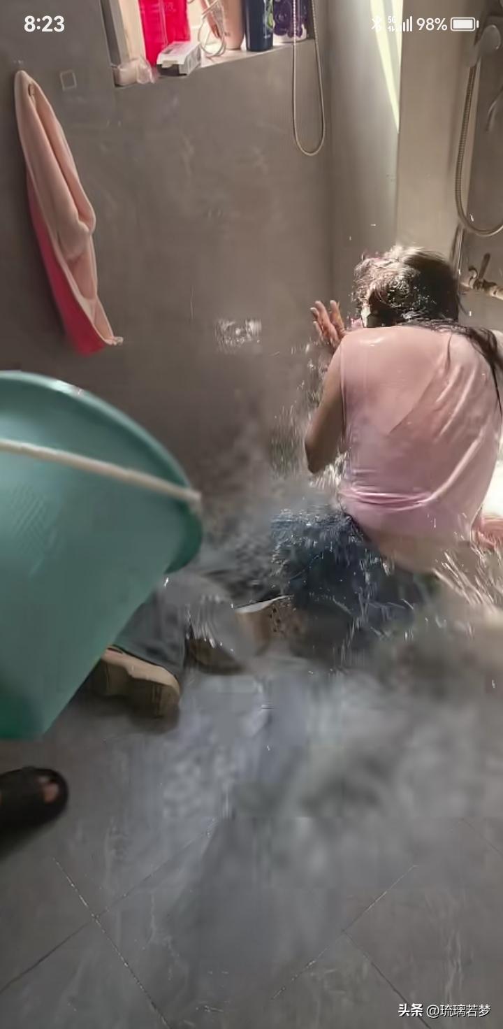 活该！这是出轨的下场。

可这桶冷水浇下去，真就赢了吗？我盯着屏幕里那个狼狈的身