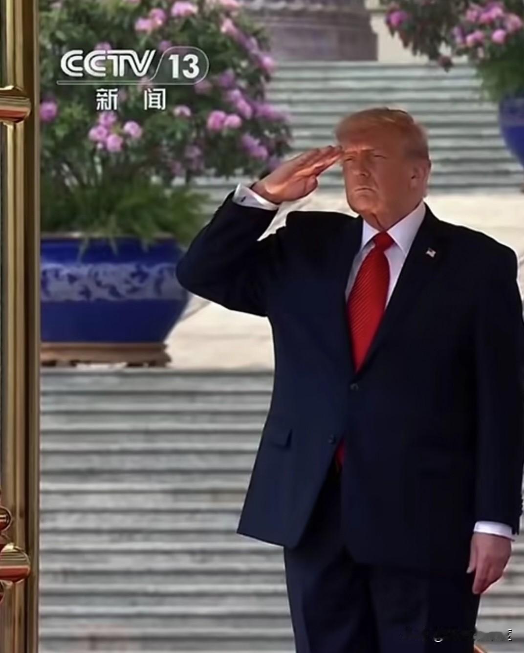 他一直都被国际社交媒体传闻，是现今世界拥有最标准军姿敬礼的政治人物，以前只听过有