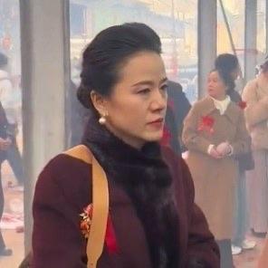 女儿婚礼上，妈妈含泪送嫁的视频火了。镜头里的她穿着剪裁合身的旗袍，长发挽在脑后，