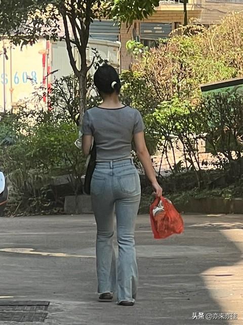 来，来，来，大神们看过来，看背影猜身份：这位是未婚少女还是已婚女士？？