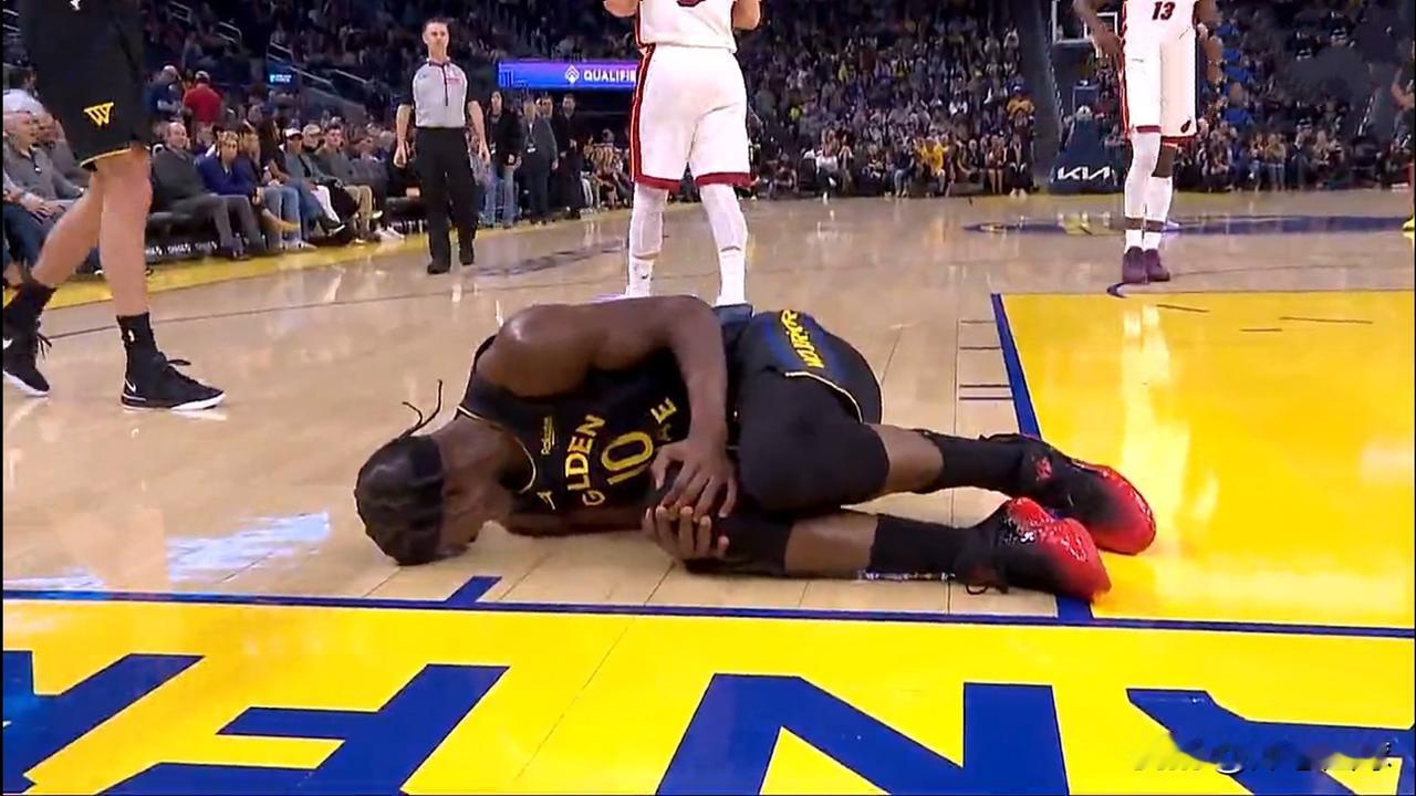 勇士噩梦来了！巴特勒遭遇膝盖反关节挫伤，倒地一刻非常痛苦，迟迟无法起身站立。刚一