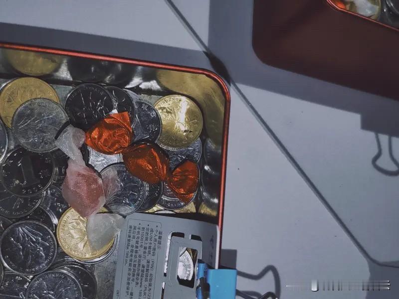 世人慌慌张张，不过是为了碎银几两，偏偏这碎银几两，却能解世间万般惆怅。

所以大