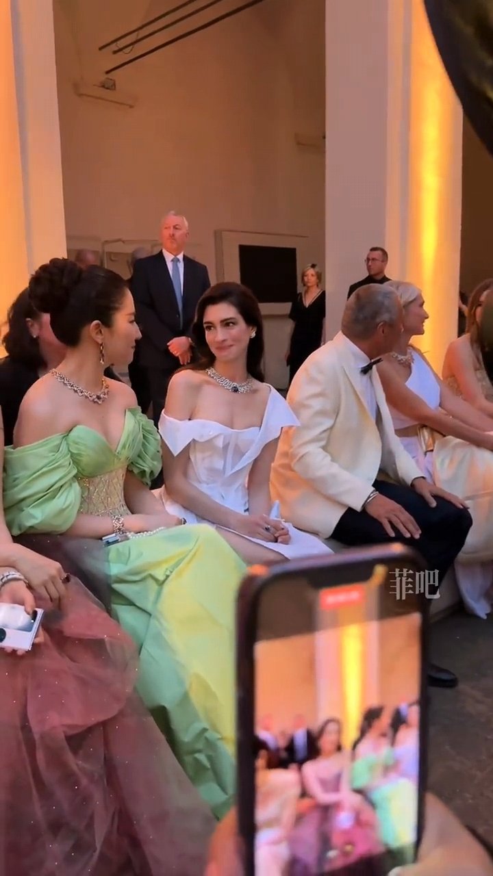 刘亦菲安妮海瑟薇四次同框刘亦菲安妮海瑟薇别试探了有市场有没有cp名，这么养眼的我