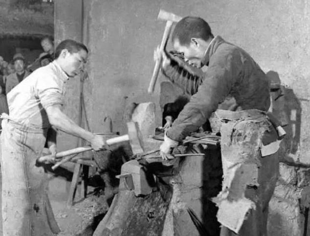 三人结拜为兄弟，建国后，一人当了铁匠，一人是农民，一人成主席

1950年，湖北