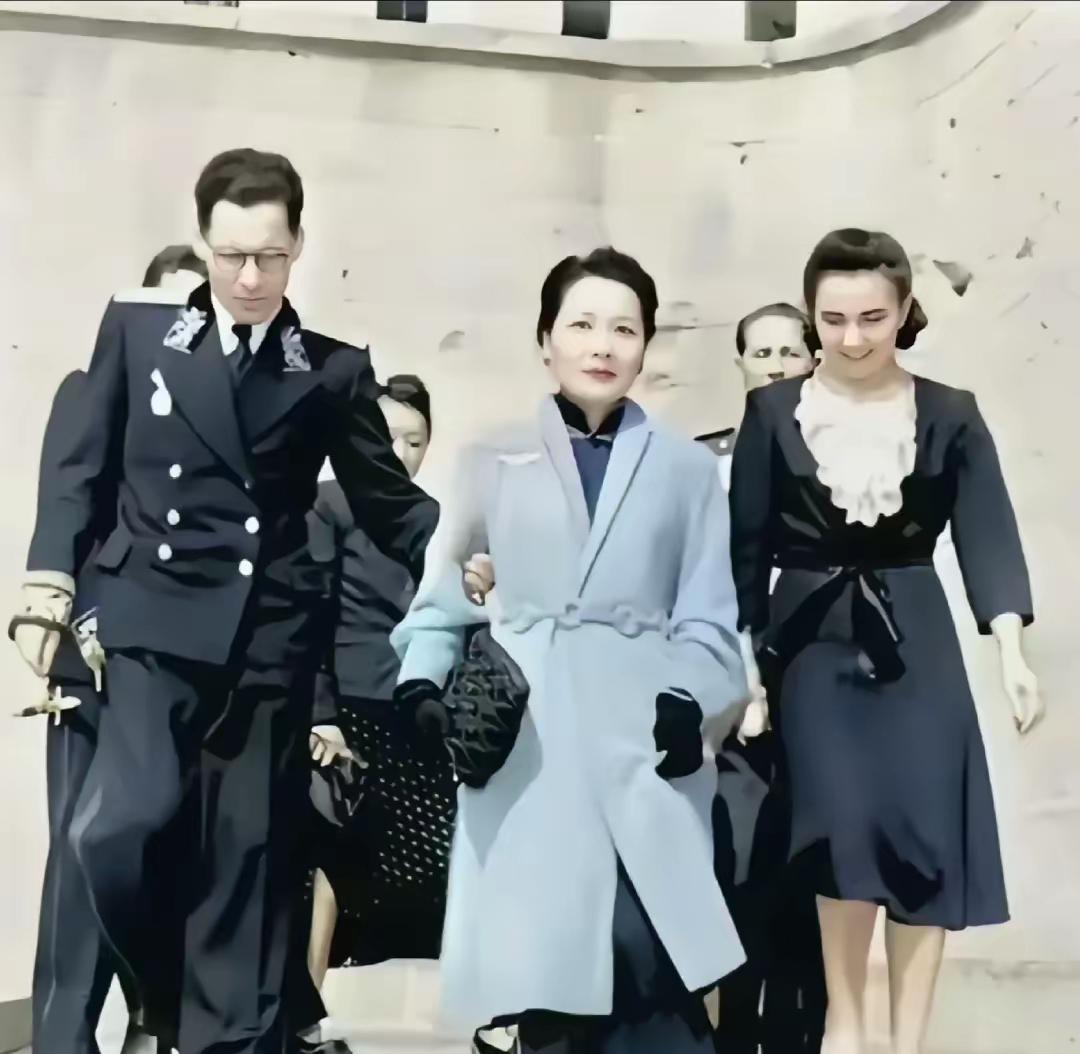 这是宋美龄出行时的真实样貌，都看看吧，这可不是演员扮演的。

镜头下，宋美龄妆容