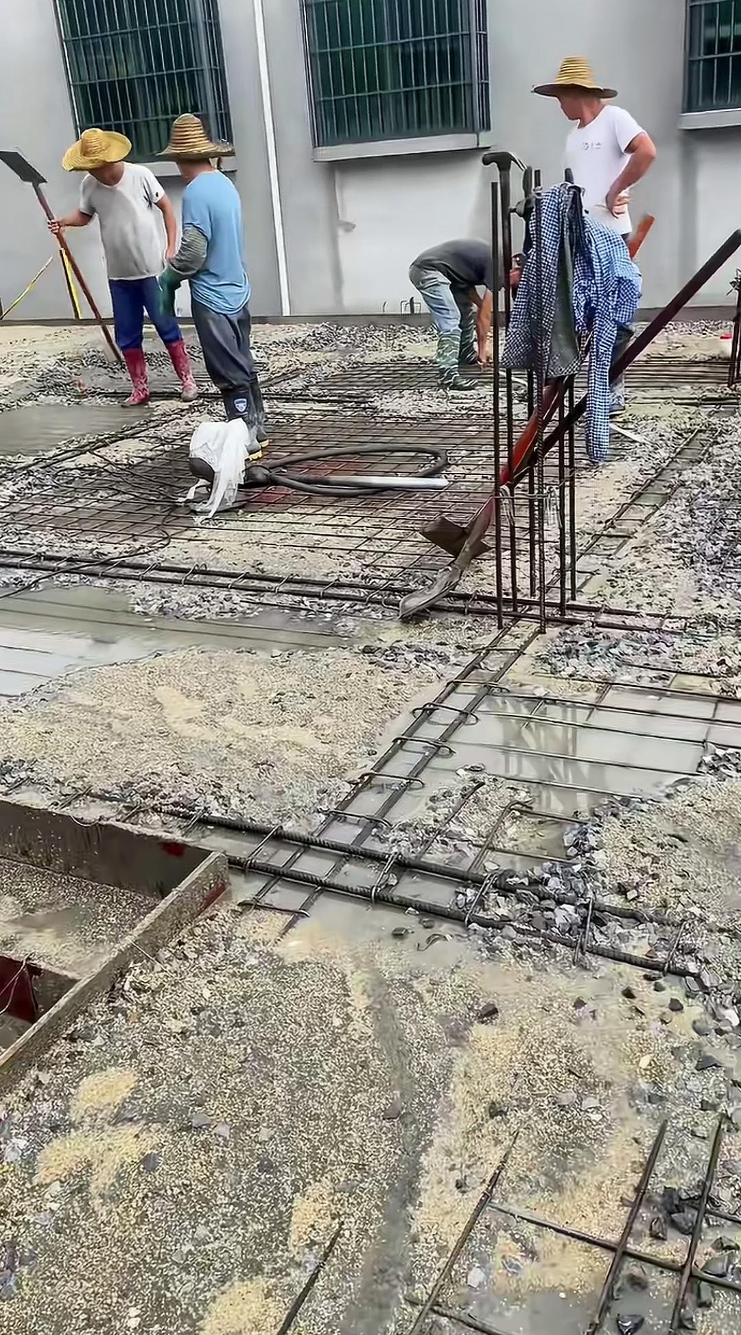 浇筑楼面时突遇暴雨，水泥浆被冲跑该如何应对？
工人们正紧锣密鼓地浇筑楼面，不料刹