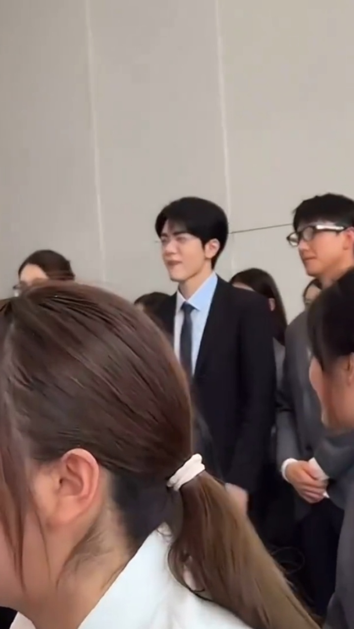 曾舜晞曾舜晞央视国庆晚会录制路透来袭！一身正装亮相，挺拔身姿，清冷禁欲氛围感拉满