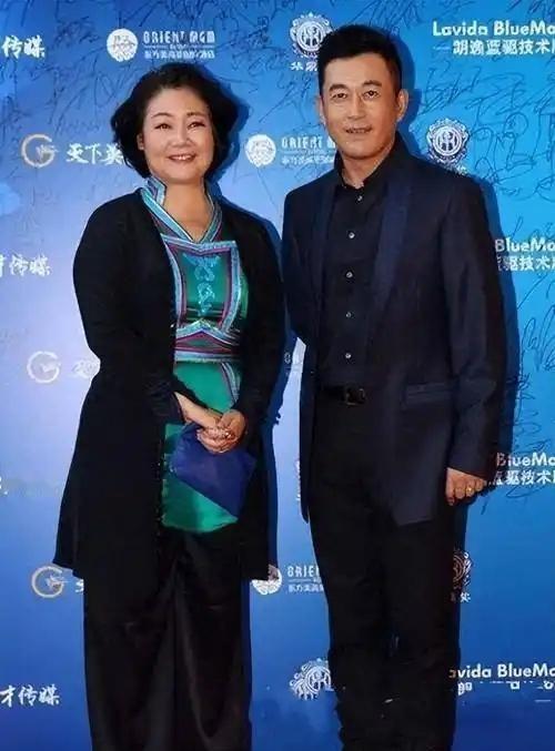 1991年，萨日娜为能分到11平米房子，258元彩礼就嫁给同学潘军，婚后她被嫌弃