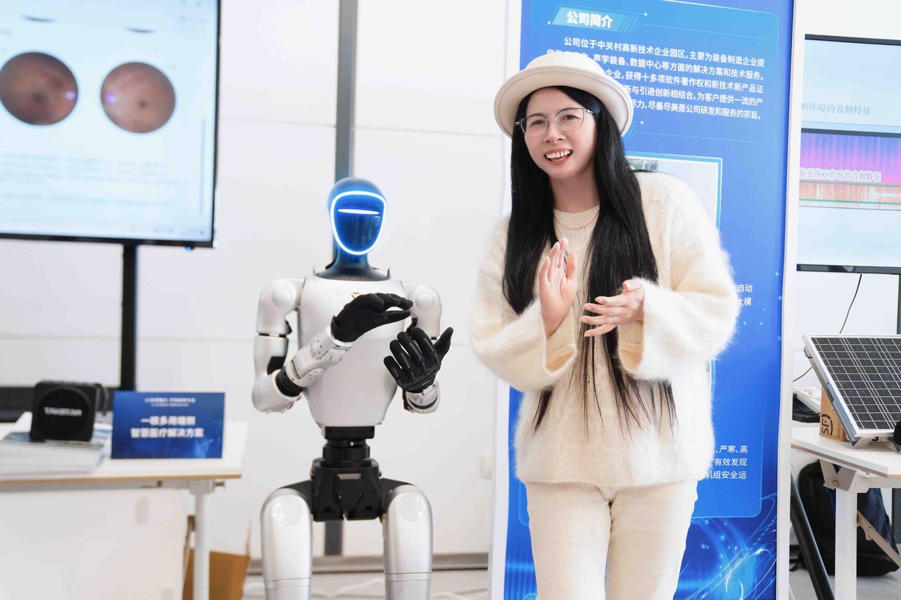 为天津点赞，现在的它，是中国的智脑和物流天网

深秋，我站在天津港保税区的顶层观