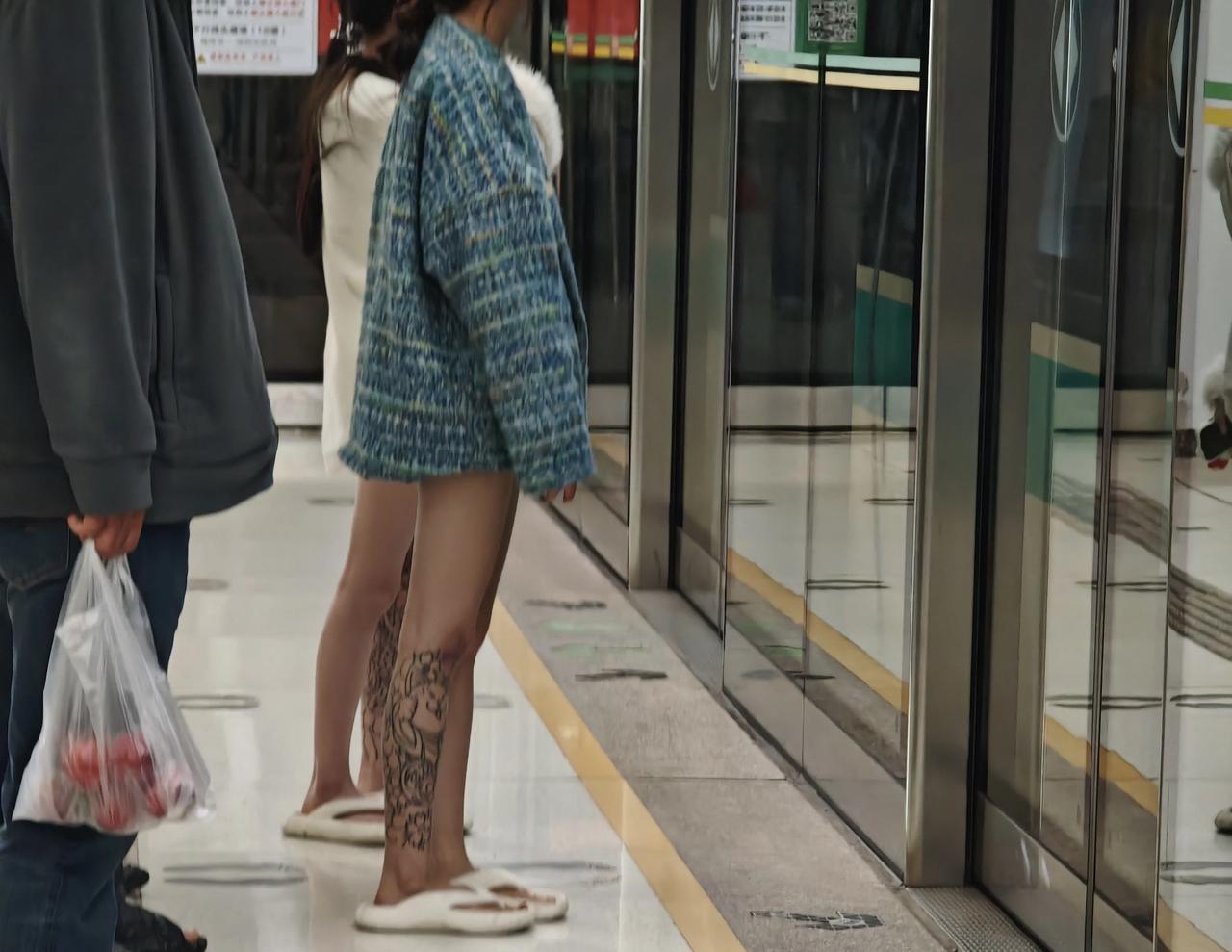 现在的00后真有个性，太会玩了，走到那都成了一条靓丽的风景线，这回头率还有谁？就