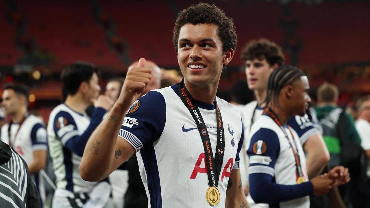 【戴着奖牌睡了两天😂】布伦南·约翰逊爆料，在夺得欧联杯后，很多球迷、球员都做了