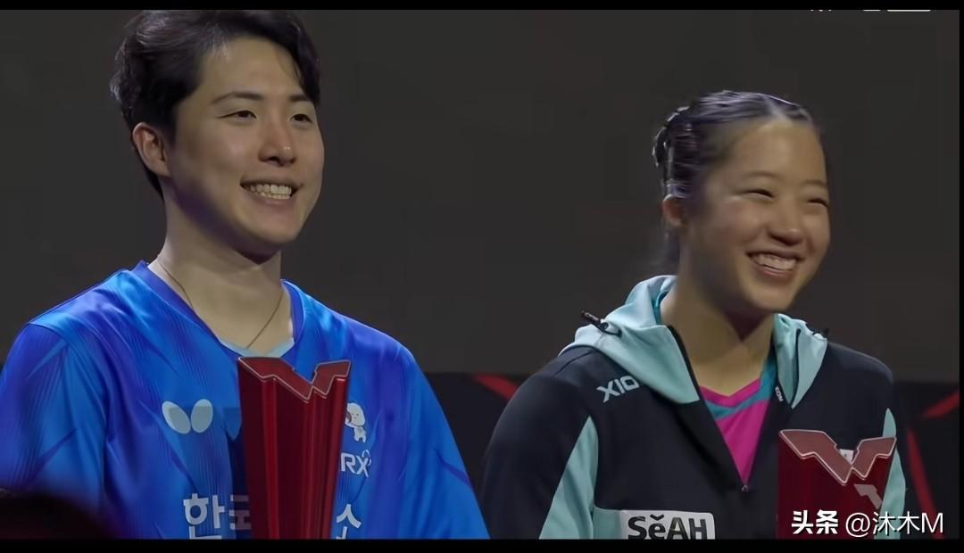 韩国混双组合林钟勋申裕斌获得新加坡大满贯混双亚军，颁奖时林钟勋的一个小动作不仅把