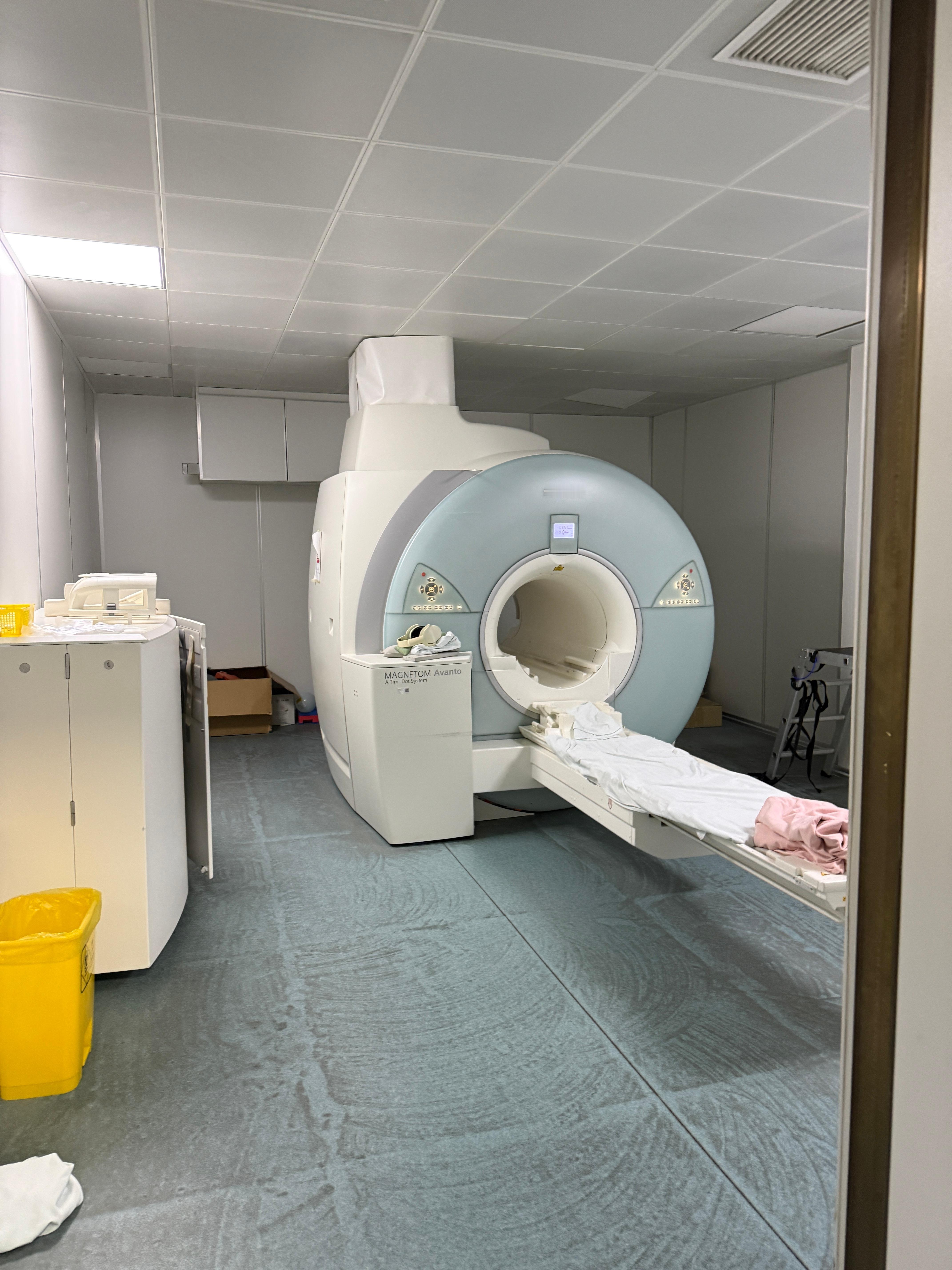 这个核磁共振设备一千万做三个部位的检查，躺这里半小时，听了半小时共振音，我都快睡