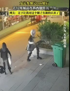 真的看不懂这种行为！姑娘穿挺时尚不干人事，看见街边摆放的垃圾桶，二话不说上前抬脚