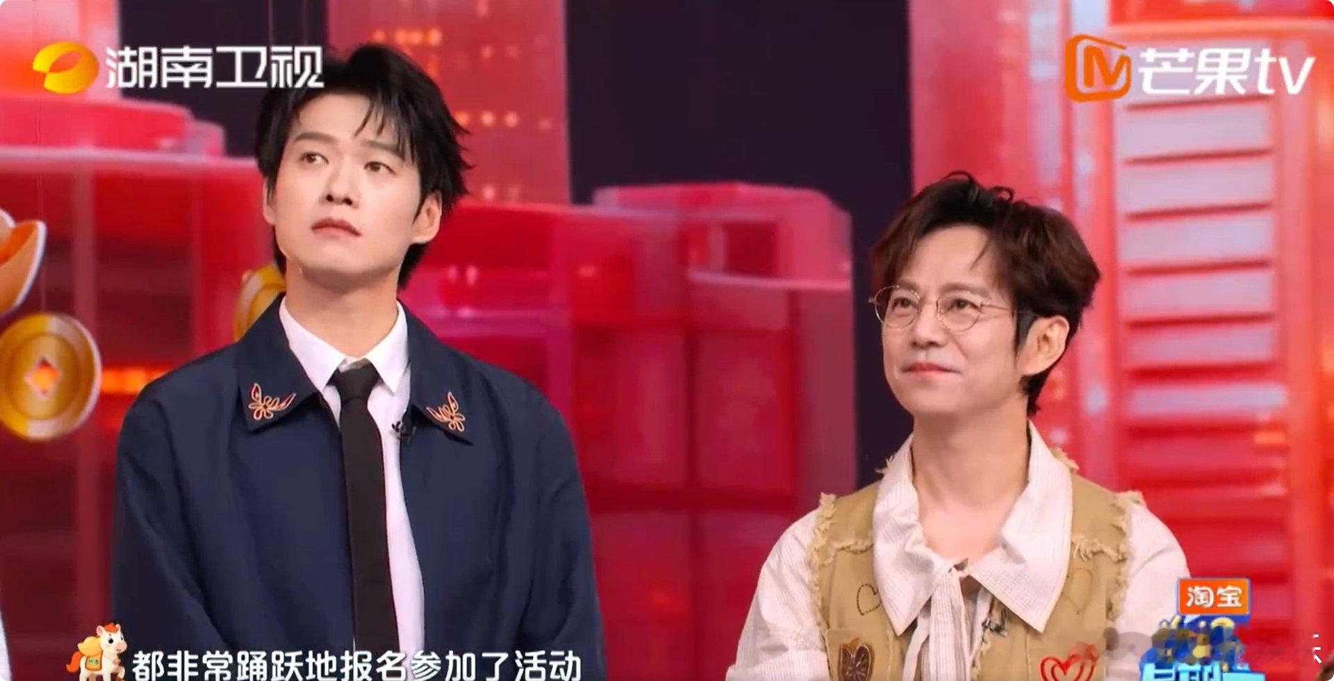 丁程鑫正是爱捣蛋的年纪何炅一开口我就笑了！丁程鑫藏手机被当场点名，这小孩也太有综