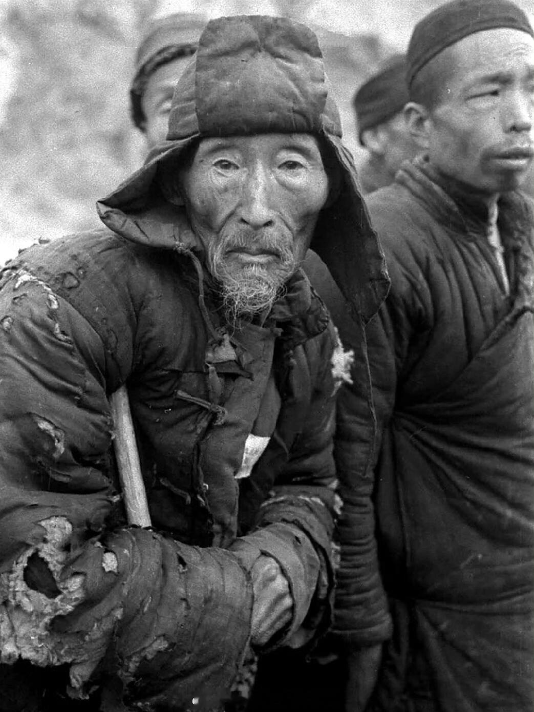 1942年，英国《泰晤士报》记者哈里森·福尔曼拍摄河南百姓，那一年，他们无食可食