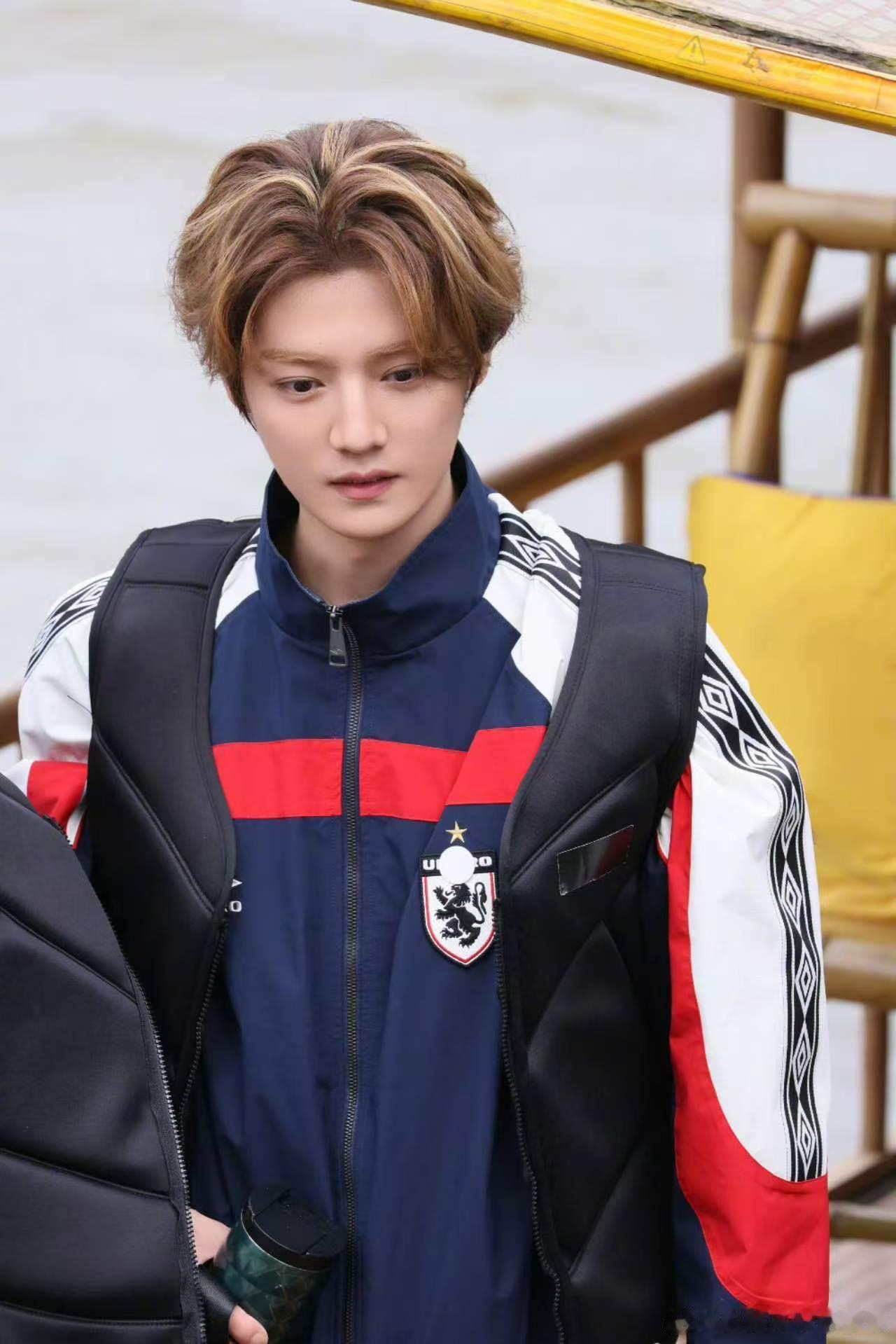 鹿晗鞋子一粉一白鹿晗两只鞋子颜色不一样哈哈哈哈哈 有人觉得这种不对称穿搭很有个性