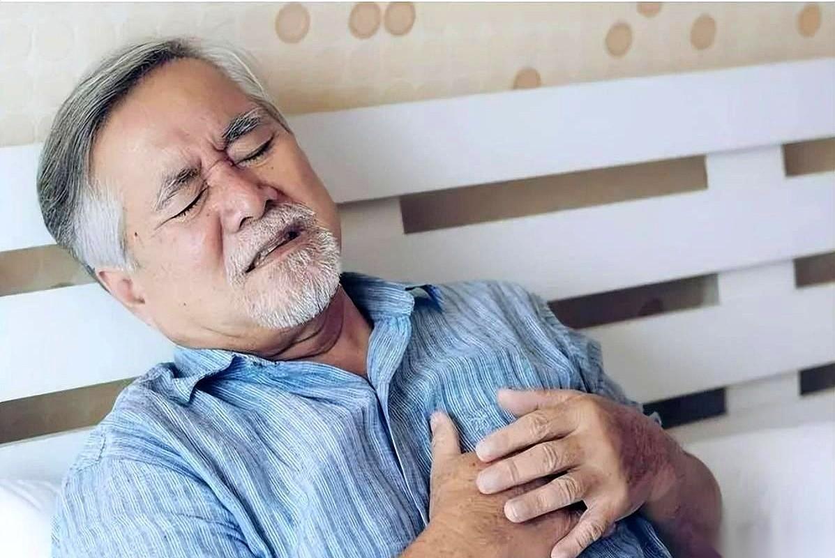 半夜两三点，突然醒了。
心慌得像打鼓，后背一阵阵发凉，手脚还发麻。
别再跟我说什