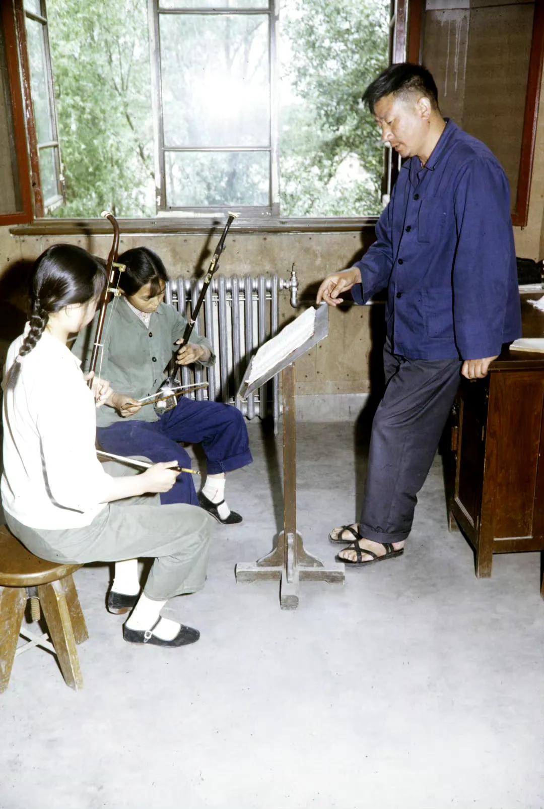 学拉二胡，1973年摄。 ​​​