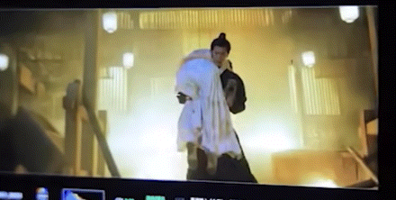 这就是宋墨，窦昭她夫，一手抱着狗一手扛着媳妇儿就下楼跑啦[开学季] 