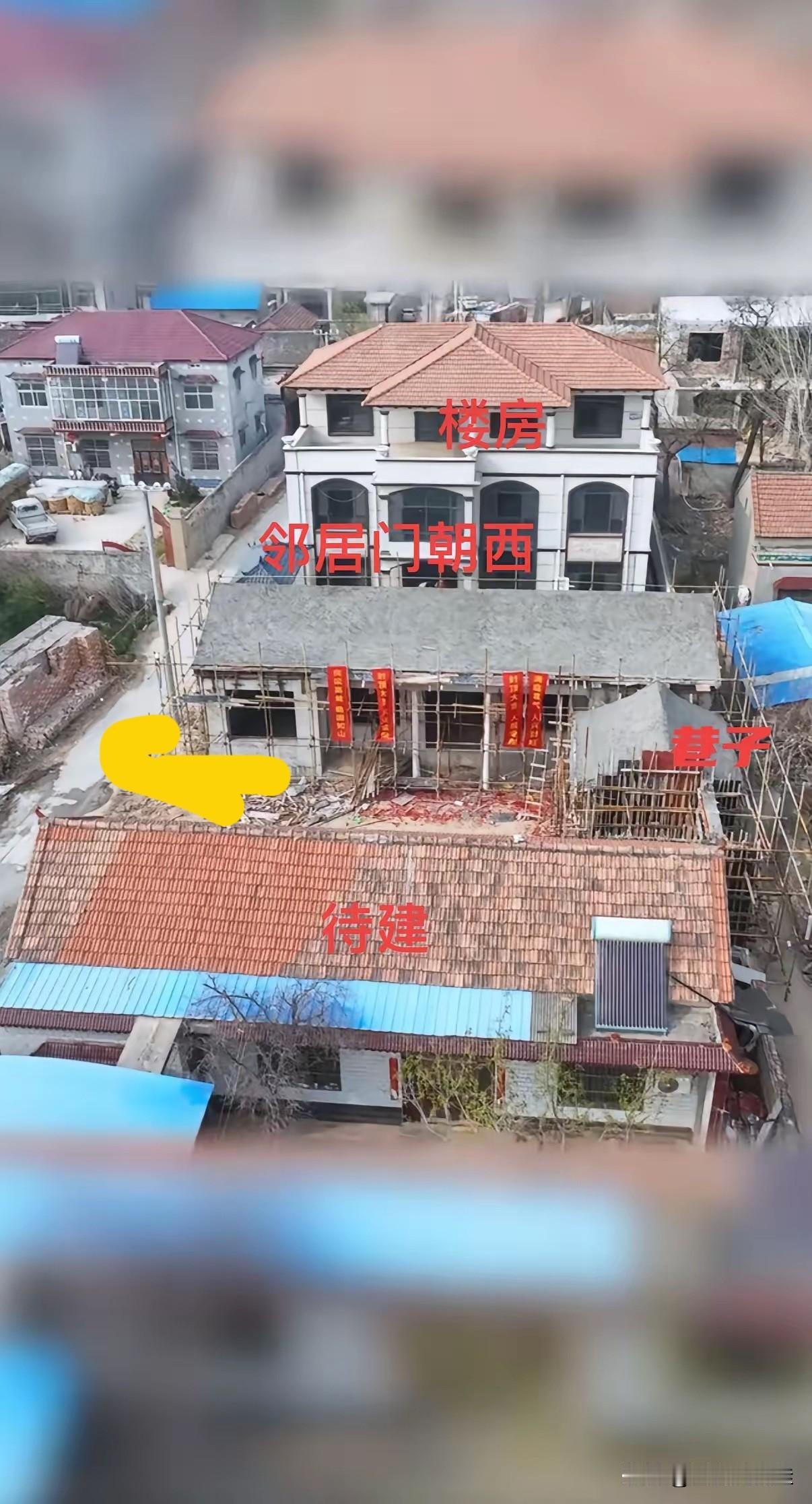 看了麦小登爸爸的房子，为什么大门只能开到小巷子那边，房子的另一边不是挨着大马路，