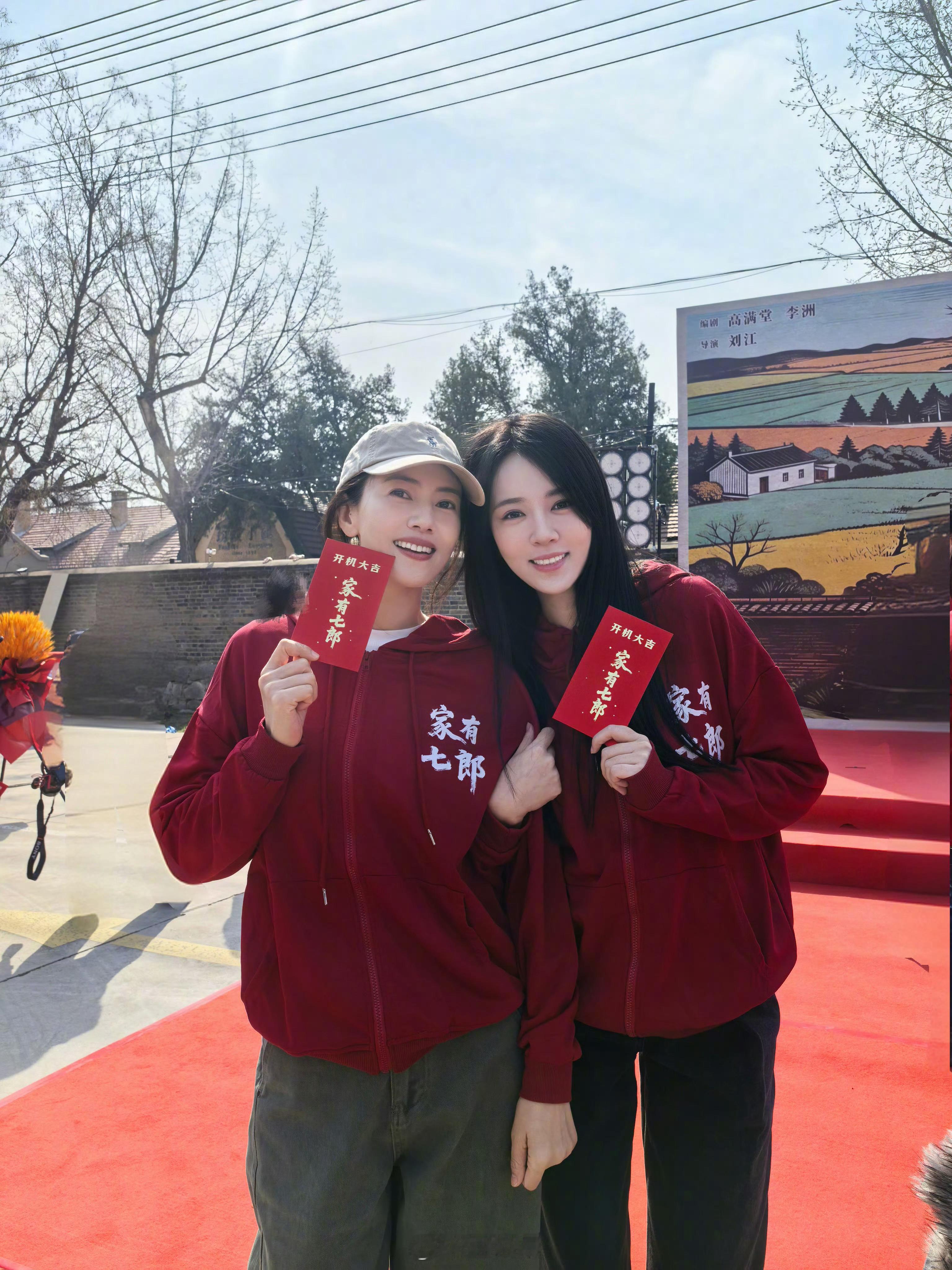 电视剧家有七郎高圆圆 饰演的黑马丽，开机照里红衣白帽元气拉满，笑容干净又有力量，