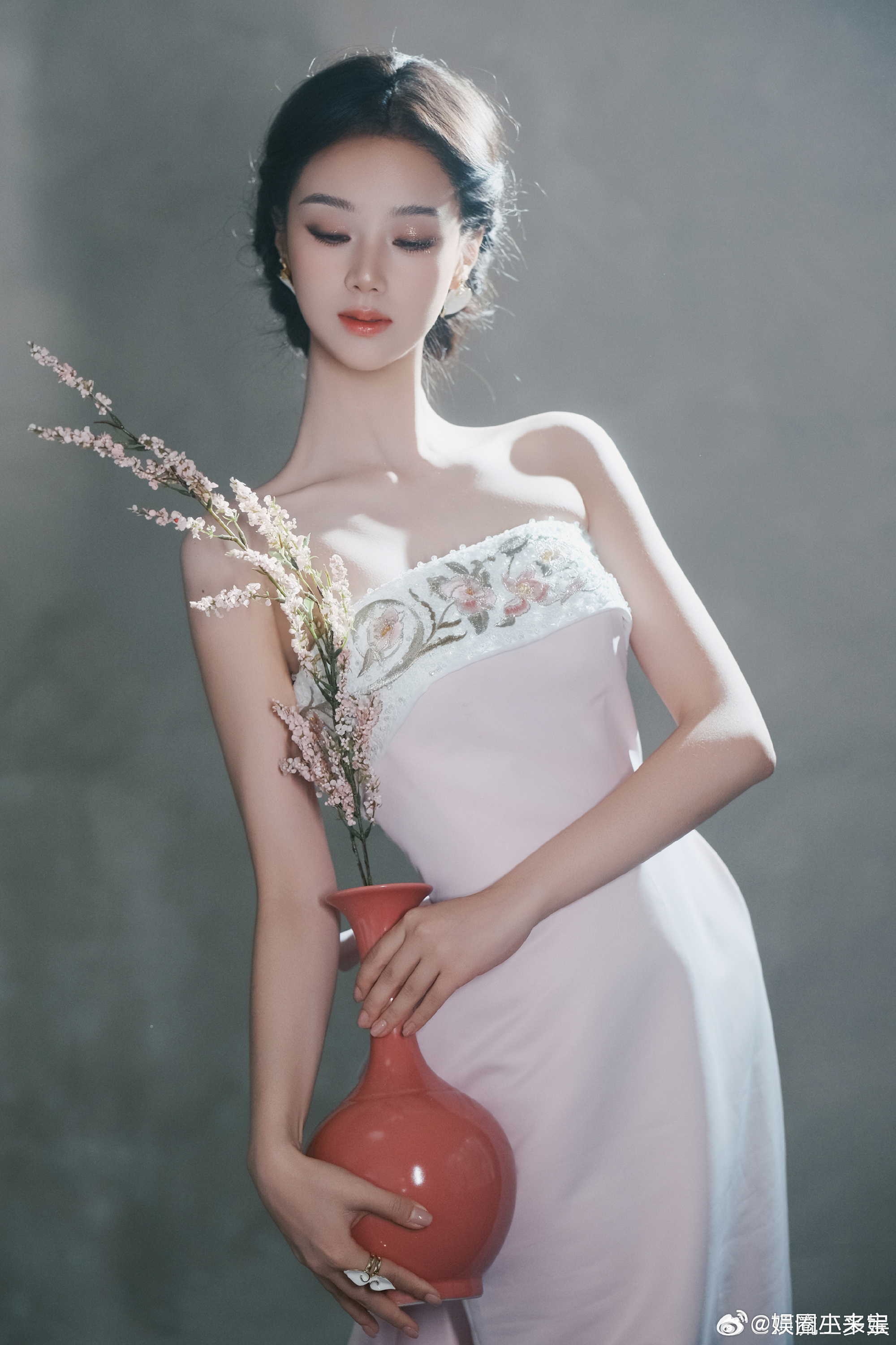王小亿粉瓷美人这套古风造型取材传统粉彩工艺，裙面手绘感纹样细腻精巧，王小亿身姿轻