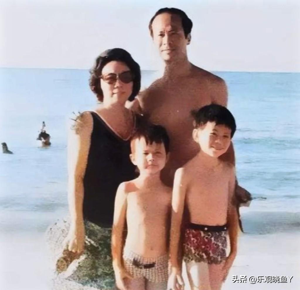 这是香港首富李嘉诚带着妻儿到海边玩耍时的一张全家福，拍摄于上世纪七十年代初。彼时
