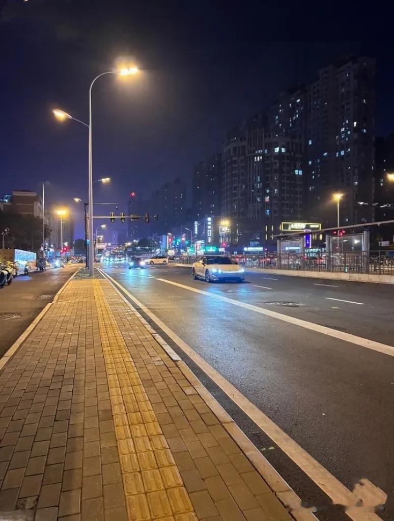提前通知一下，
大家好有个心理准备，
今天8月3日就正式进入中伏第10天了，而且