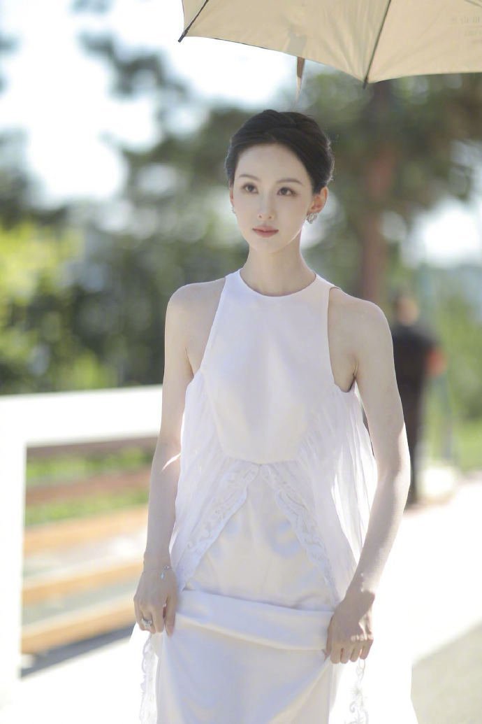 陈都灵大光明白裙造型陈都灵无袖白裙月光女神 陈都灵大光明白裙造型，是出发栩栩华生