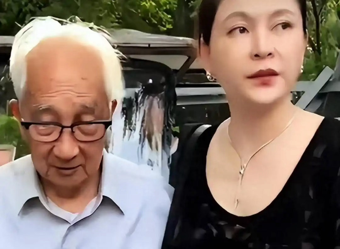 嫁给比自己大44岁的艺术家，如今丈夫91岁年迈体弱，47岁的她到底为了什么 