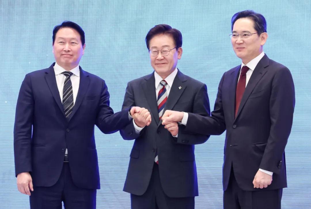 都说财阀掌控韩国，但财阀更像是铁帽子王，势力虽大，但总统想撸随时可以撸。
李在明