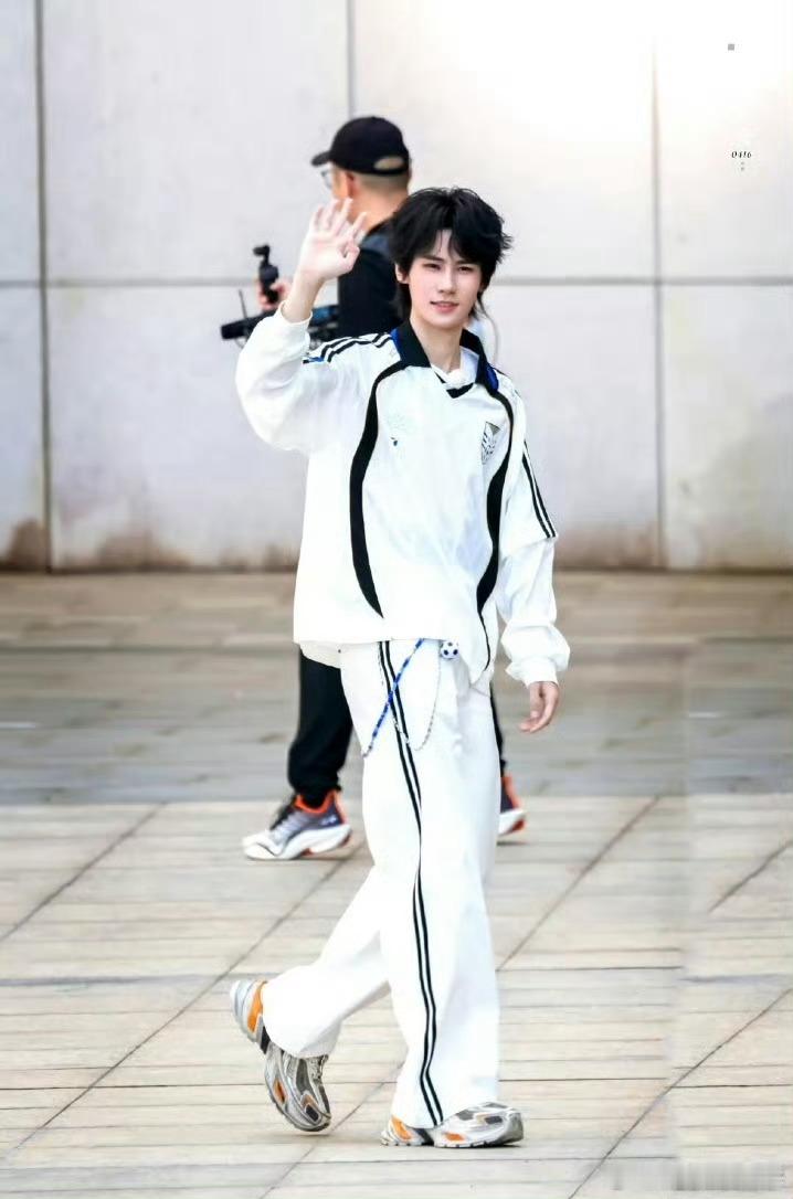 张真源它很犟所以得蘸酱趣味名梗趣味出圈，可爱反差瞬间戳中笑点。张真源自带温柔又执